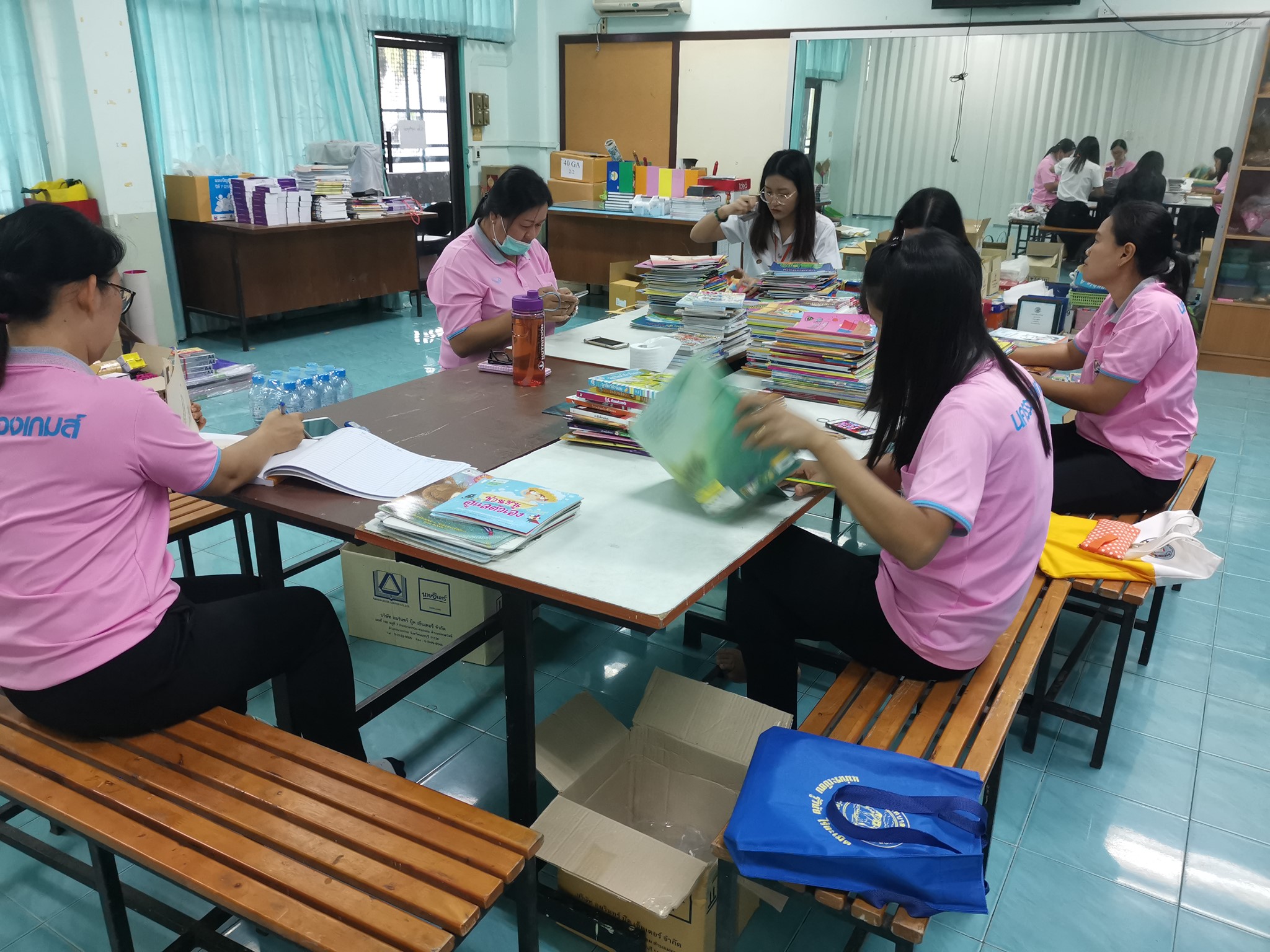 ลงทะเบียนหนังสือให้กับห้องสมุดของโรงเรียนเทศบาลบ้านปากคลอง
